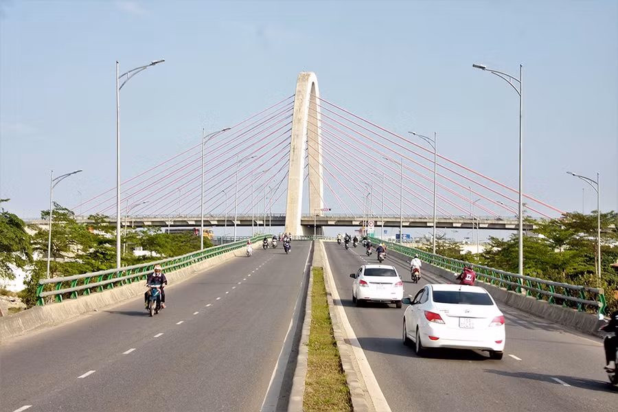  Những công trình giao thông khác mức góp phần xóa nạn kẹt xe ở Đà Nẵng (Trong ảnh: Cầu vượt Ngã Ba Huế)