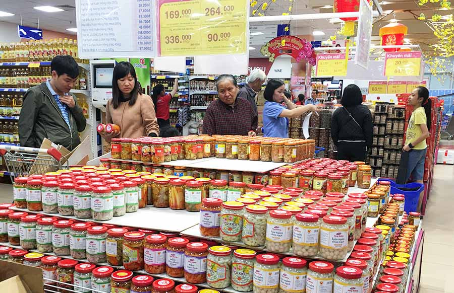 Các siêu thị, cửa hàng đăng ký tăng tỷ lệ hàng Việt trên 95% trong cơ cấu hàng hóa của đơn vị mình nhằm thực hiện tốt cuộc vận động “Người Việt Nam ưu tiên dùng hàng Việt Nam”. Ảnh: T.N