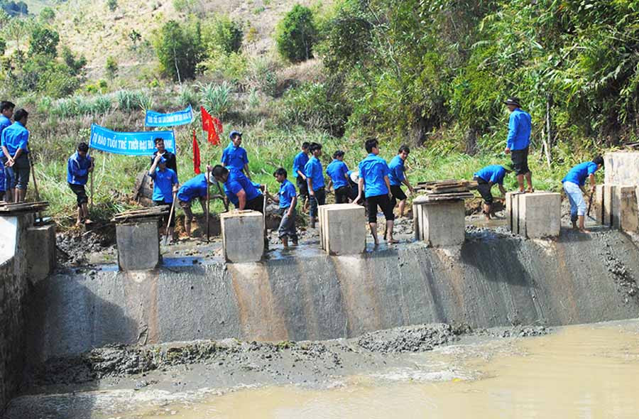 Lực lượng đoàn viên, thanh niên tham gia nạo vét, sửa chữa kênh mương thủy lợi. Ảnh: H.Đ.T  Lực lượng đoàn viên, thanh niên tham gia nạo vét, sửa chữa kênh mương thủy lợi. Ảnh: H.Đ.T