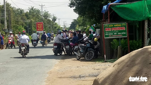 Nhiều người dân hiếu kỳ tập trung theo dõi vụ việc Nhiều người dân hiếu kỳ tập trung theo dõi vụ việc