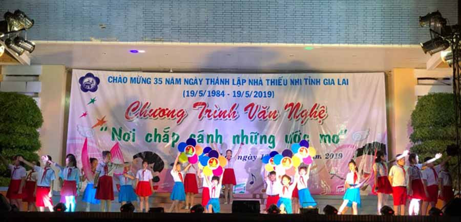 Một tiết mục do các em thiểu nhi biểu diễn tại đêm giao lưu văn nghệ. Ảnh: Phan Lài