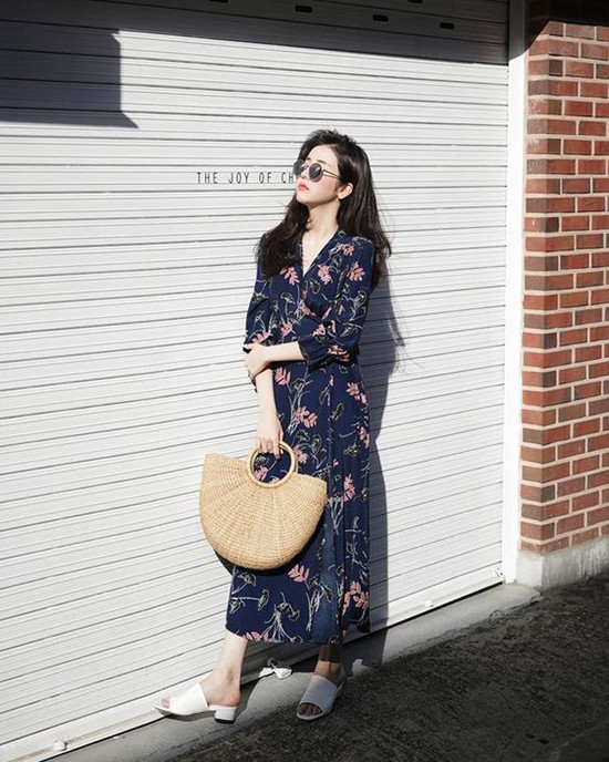 Túi nan, túi cói, dép slip on bắt đầu được yêu thích trở lại bởi nó phù hợp với tiết trời và tạo nên sự hài hòa cùng váy áo mùa hè.