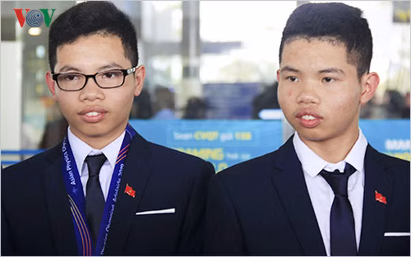  Lê Quang Huy (phải) và Lê Việt Hoàng (trái) 