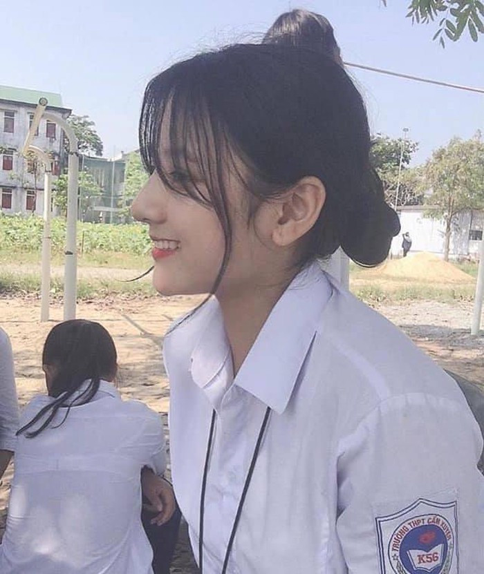 Nhan sắc của cô nàng 17 tuổi được mệnh danh là Địch Lệ Nhiệt Ba phiên bản Việt.