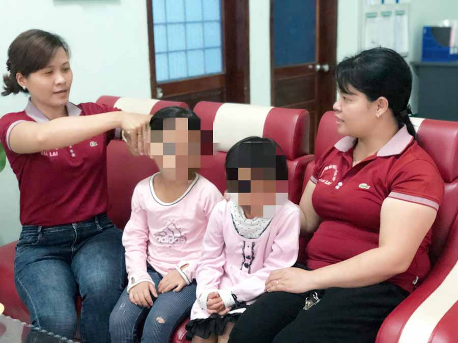  Trẻ em bị xâm hại tình dục được các cô ở Trung tâm BTXHTH tỉnh tận tình chăm sóc, nuôi dạy. Ảnh: G.H