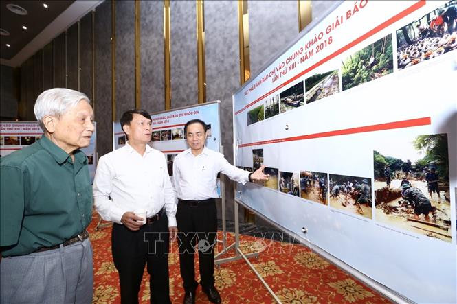 Thành viên giám khảo Hội đồng Chung khảo Giải báo chí Quốc gia xem xét, đánh giá các tác phẩm ảnh lọt vào Chung khảo. Ảnh: Minh Quyết/TTXVN Thành viên giám khảo Hội đồng Chung khảo Giải báo chí Quốc gia xem xét, đánh giá các tác phẩm ảnh lọt vào Chung khảo. Ảnh: Minh Quyết/TTXVN