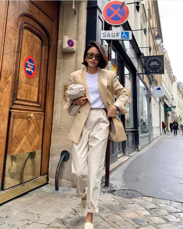 Bên cạnh các kiểu váy áo điệu đà, những set đồ theo phong cách tối giản cũng được giới nữ văn phòng ưa chuộng.