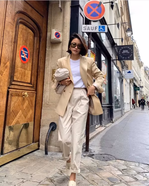 Bên cạnh các kiểu váy áo điệu đà, những set đồ theo phong cách tối giản cũng được giới nữ văn phòng ưa chuộng.