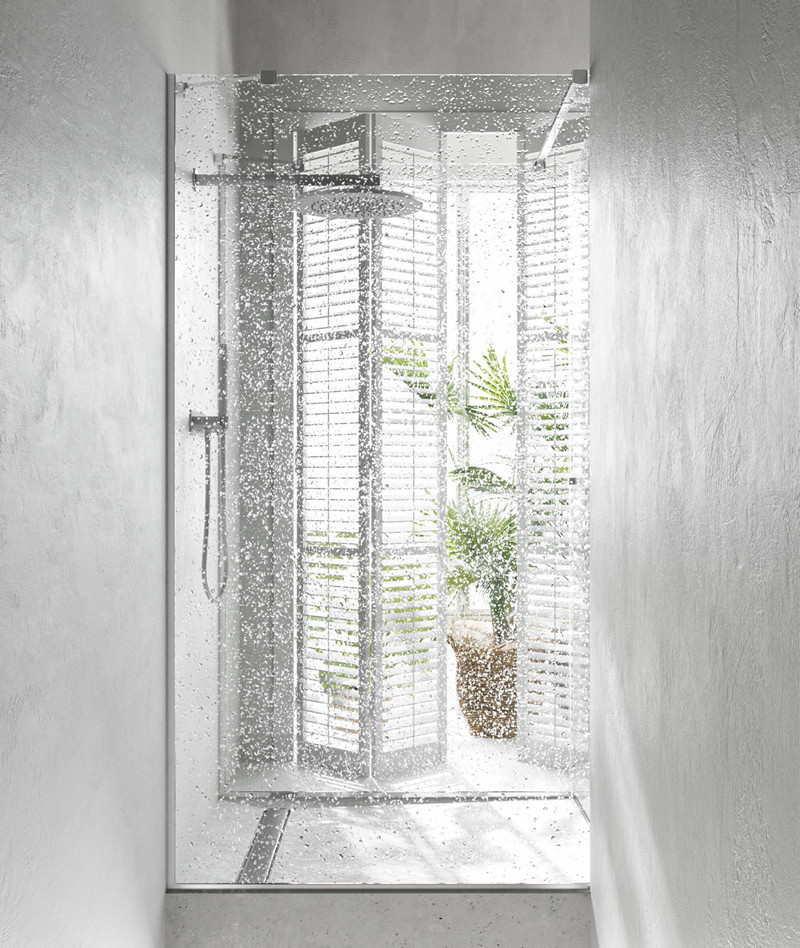 Chiếc ti vi màu đen và chiếc thảm đỏ trải dưới sàn nhà đã tạo điểm nhấn cho phòng khách sang trọng này. Chiếc ti vi màu đen và chiếc thảm đỏ trải dưới sàn nhà đã tạo điểm nhấn cho phòng khách sang trọng này.