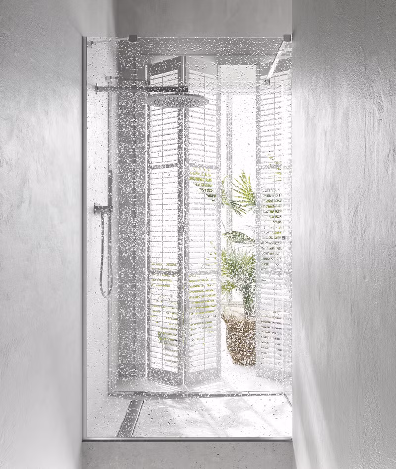 Chiếc ti vi màu đen và chiếc thảm đỏ trải dưới sàn nhà đã tạo điểm nhấn cho phòng khách sang trọng này. 