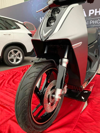 Phanh đĩa có ABS, phuộc trước telescopic. Phanh đĩa có ABS, phuộc trước telescopic.