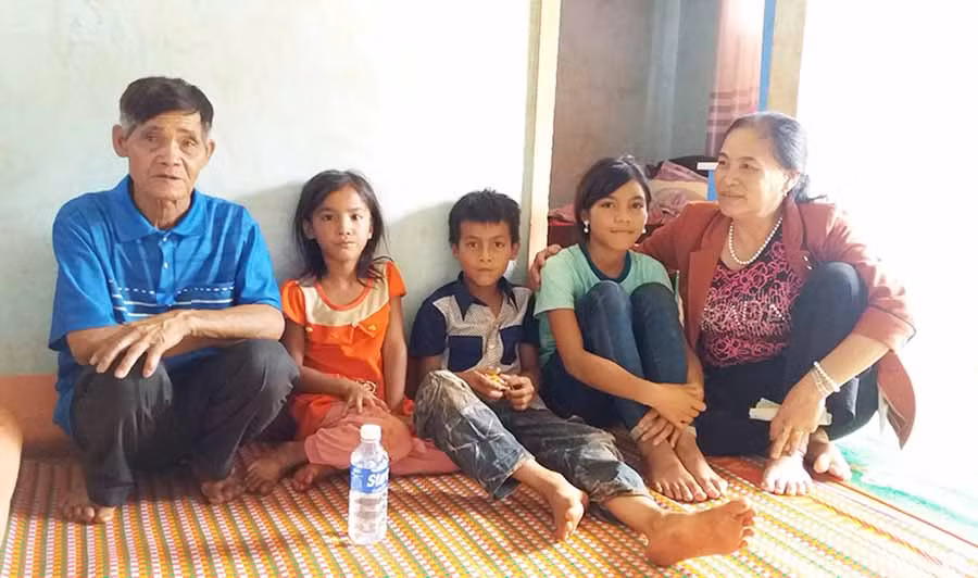  3 cháu Thuop, Yuim và Nuơi vẫn còn bàng hoàng sau thảm kịch xảy ra. Ảnh: N.N