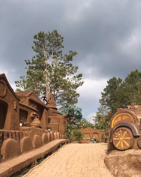  Đường hầm đất sét được xây dựng nhằm tái hiện lại nguồn gốc, lịch sử hình thành và phát triển của thành phố Đà Lạt. Tới đây, bạn sẽ có cảm giác như đang lạc giữa một Đà Lạt thu nhỏ với những địa điểm quen thuộc, tạo nên tên tuổi của vùng đất ngàn hoa từ xa xưa. Ảnh: Tiami7.