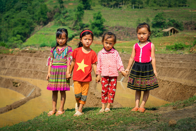 Trẻ em thường theo cha mẹ ra đồng phụ giúp hoặc chơi đùa quanh ruộng. Khi gặp “người lạ”, chúng bẽn lẽn đứng nhìn nhưng sau đó nhanh chóng làm quen, và không ngại tạo dáng trước ống kính.