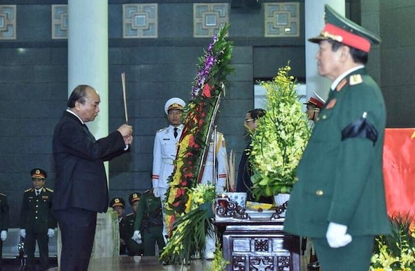 Thủ tướng Nguyễn Xuân Phúc thắp hương tại lễ viếng. Ảnh: Giang Huy