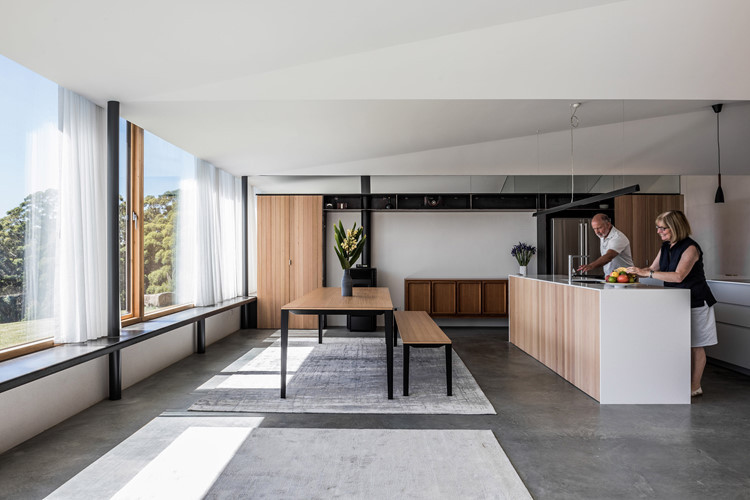  Nhà bếp và khu vực ăn uống được thiết kế mở với các cửa sổ lớn cho phép ngắm nhìn biển và khung cảnh bên ngoài.