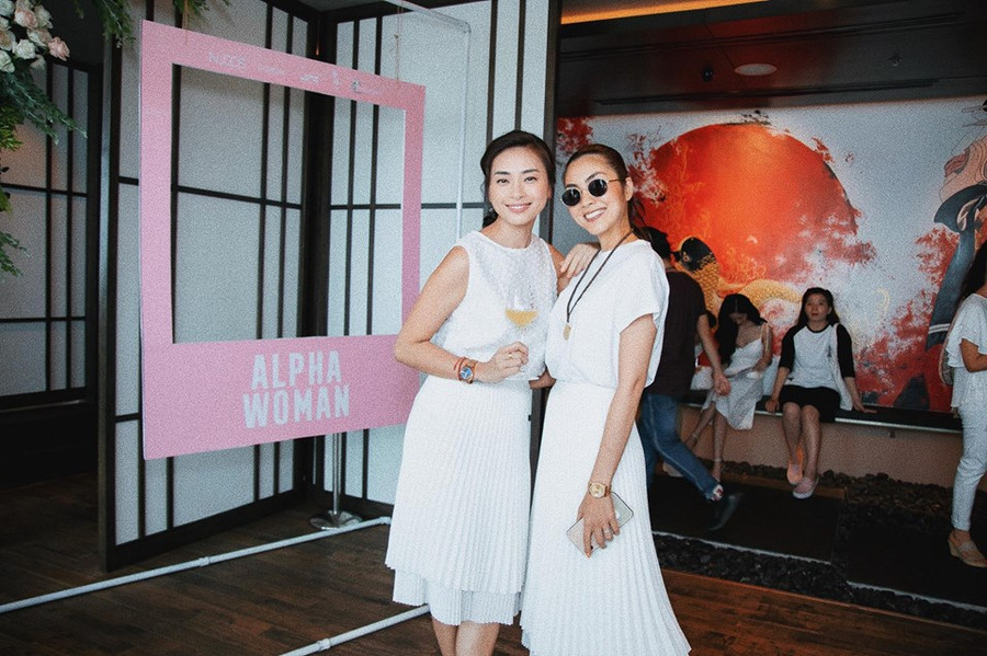 Hình ảnh người đẹp đọ sắc cùng Ngô Thanh Vân nhân sự kiện nữ diễn viên ra sách mới đây. 