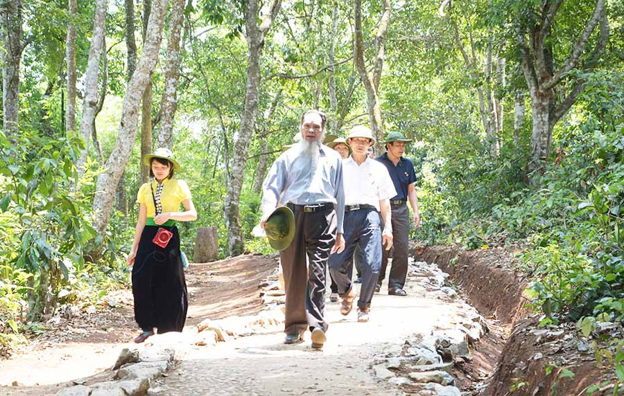 Cựu chiến binh về thăm căn cứ Mường Phăng. Ảnh: Lê Hòa