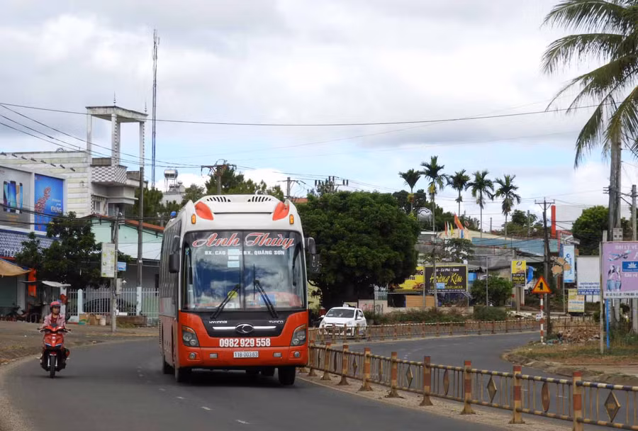 Quốc lộ 14 qua địa bàn tỉnh Gia Lai là tuyến đường huyết mạch với lưu lượng lớn xe khách liên tỉnh lưu thông. Ảnh: Thanh Nhật