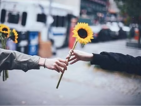 Sống tử tế giúp chúng ta hạnh phúc hơn (ảnh minh hoa)