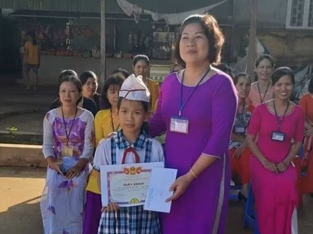 Em Nguyễn Thị Yến Nhi được khen thưởng