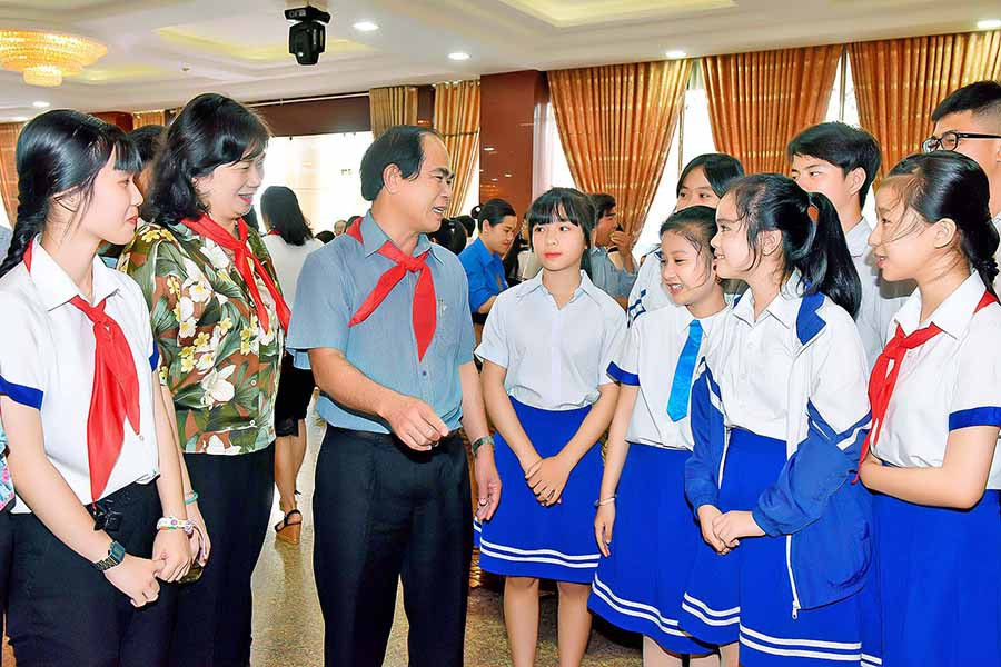 Đồng chí Võ Ngọc Thành-Phó Bí thư Tỉnh ủy, Chủ tịch UBND tỉnh trò chuyện với trẻ em. Ảnh: Đức Thụy