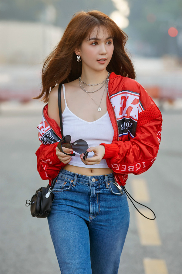 Những mẫu áo quần hợp mùa - hợp mốt được mix-match một cách hài hòa để giúp Ngọc Trinh thể hiện sự sành điệu cùng xu hướng.  Những mẫu áo quần hợp mùa - hợp mốt được mix-match một cách hài hòa để giúp Ngọc Trinh thể hiện sự sành điệu cùng xu hướng.