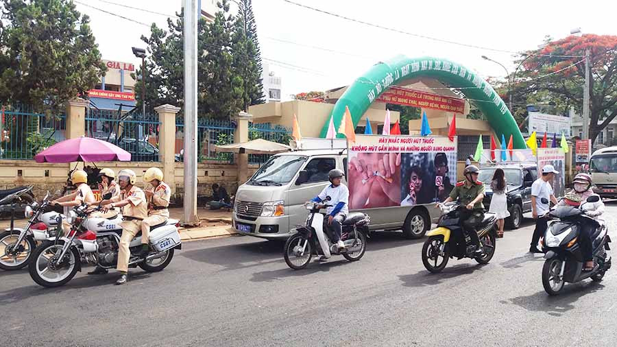 Mọi người cùng tham gia diễu hành, tuyên truyền về phòng, chống tác hại của thuốc lá. 