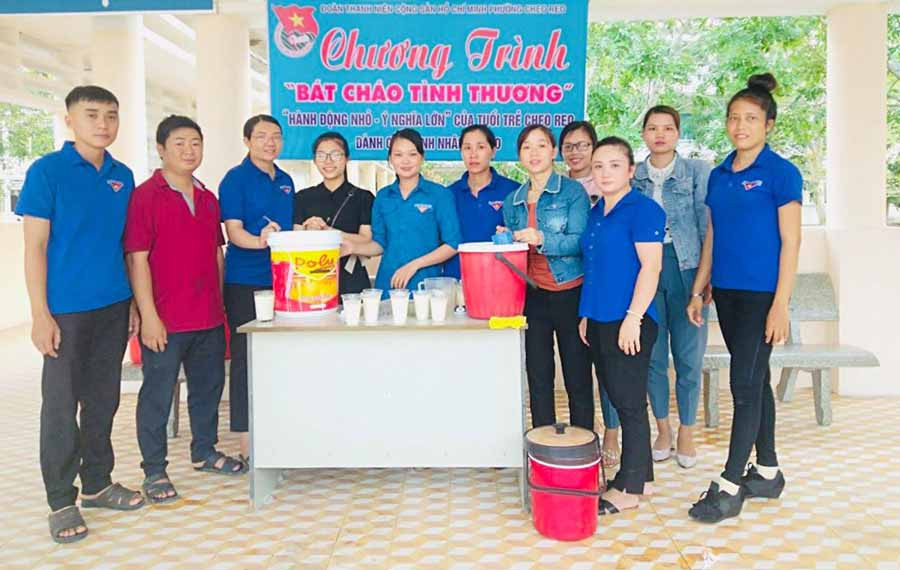  Các thành viên CLB Thanh niên xung kích tình nguyện vì cuộc sống cộng đồng chuẩn bị trao các suất cháo cho bệnh nhân nghèo. Ảnh: P.L