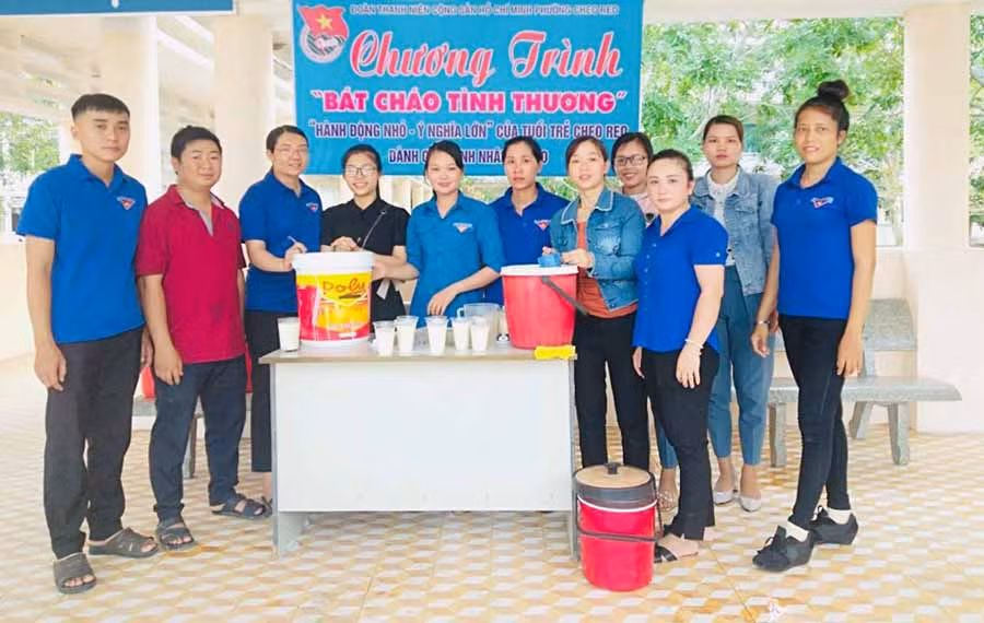  Các thành viên CLB Thanh niên xung kích tình nguyện vì cuộc sống cộng đồng chuẩn bị trao các suất cháo cho bệnh nhân nghèo. Ảnh: P.L