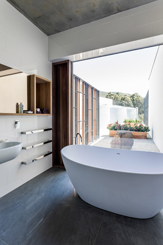  Phòng tắm cũng nhìn ra view bên ngoài tuyệt đẹp.