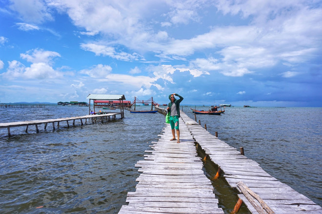  Một loạt các cây cầu dài cả trăm mét hướng thẳng ra biển hay hướng lên thiên đường?
