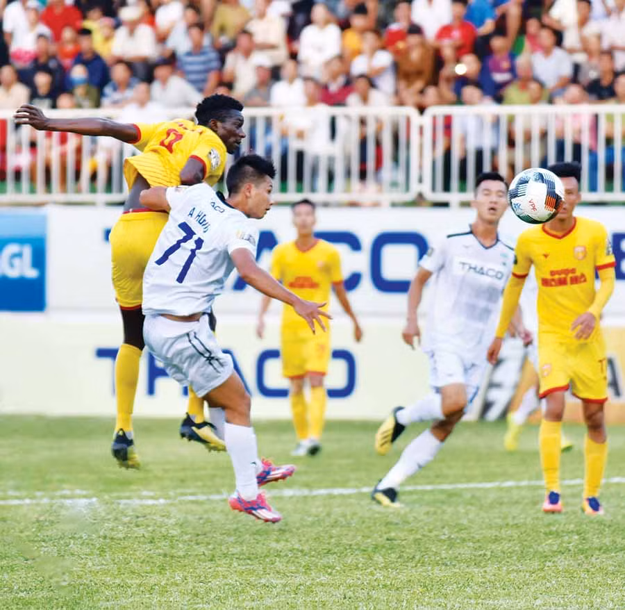  HAGL (áo trằng) sẽ gặp thử thách lớn khi đối đầu với Viettel. Ảnh: Văn Ngọc