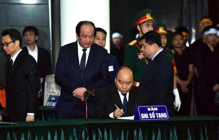 Thủ tướng Nguyễn Xuân Phúc ghi sổ tang.