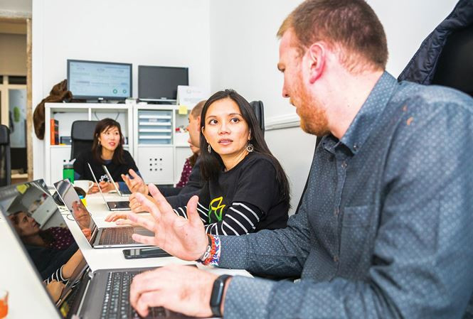 Văn Đinh Hồng Vũ trao đổi với cộng sự ở Elsa