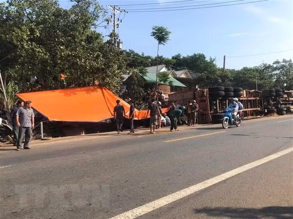 Hiện trường vụ tai nạn. (Ảnh: Đậu Tất Thành/TTXVN) Hiện trường vụ tai nạn. (Ảnh: Đậu Tất Thành/TTXVN)