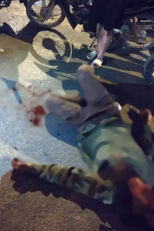 Người đàn ông bị trọng thương sau vụ tai nạn - Ảnh cắt từ clip