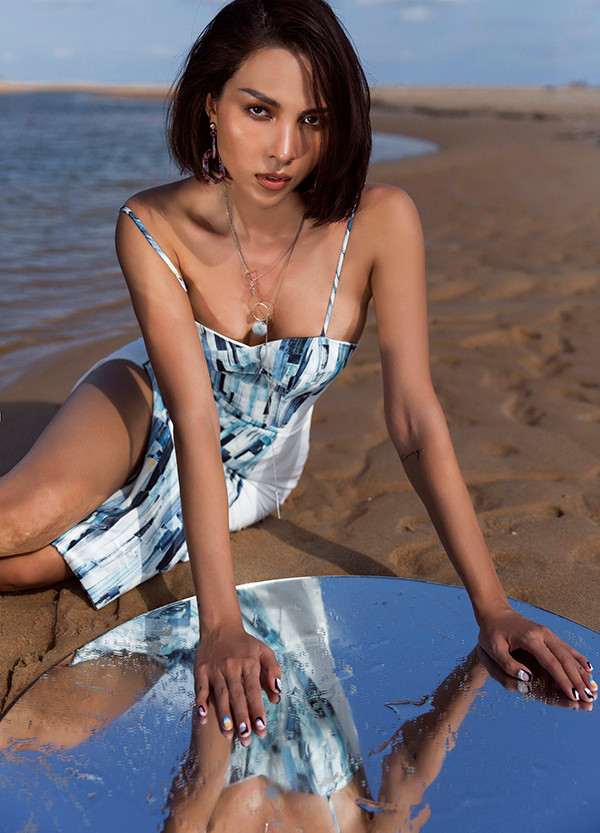 Bộ sưu tập mang hơi thở mùa hè với các gam màu chủ đạo trắng - vàng - xanh cùng các chất liệu thoáng mát phù hợp với những ngày nắng.