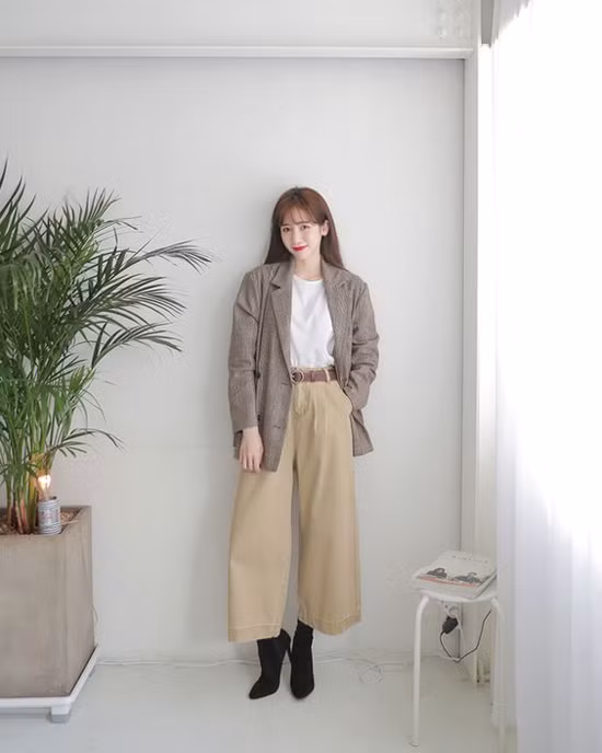  Khi đến văn phòng, các nàng có thể phối quần suông ống rộng cùng các kiểu áo thun, sơ mi kiểu dáng basic, tông màu đơn sắc.