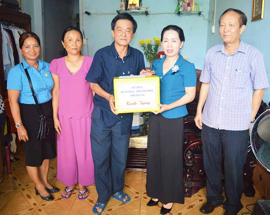  1 Bà Trần Thị Hoài Thanh-Giám đốc Sở Lao động-Thương binh và Xã hội, Chủ tịch Hội đồng ATVSLĐ tỉnh tặng quà cho anh Nguyễn Sanh (phường Yên Đổ, TP. Pleiku) bị tai nạn lao động. Ảnh: đ.y