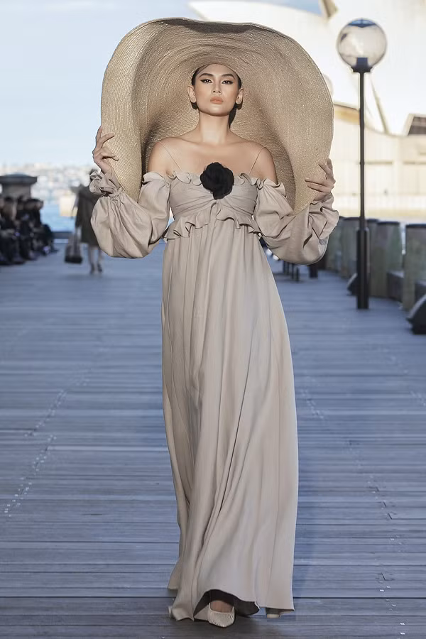 Từng động tác di chuyển của Hoàng Yến tạo nên sự nhịp nhàng với trang phục, bối cảnh.