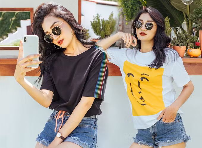 Áo thun trơn khỏe khoắn hoặc họa tiết cá tính phối cùng quần shorts jeans phù hợp với cô nàng ưa chuộng phong cách bụi bặm, hoặc bạn cũng có thể phối cùng quần short vải mềm để thoải mái hơn trong hoạt động. Một chiếc quần với độ rộng thoải mái sẽ tạo hiệu ứng chân thon gọn hơn cho bạn gái.