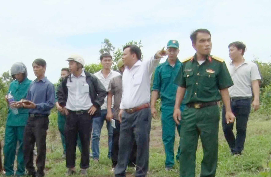 Đoàn khảo sát xác minh thực địa thông tin về mộ liệt sĩ tại thôn Nhơn Thọ, xã Đak Ta Ley, huyện Mang Yang. Ảnh: Hà Phương