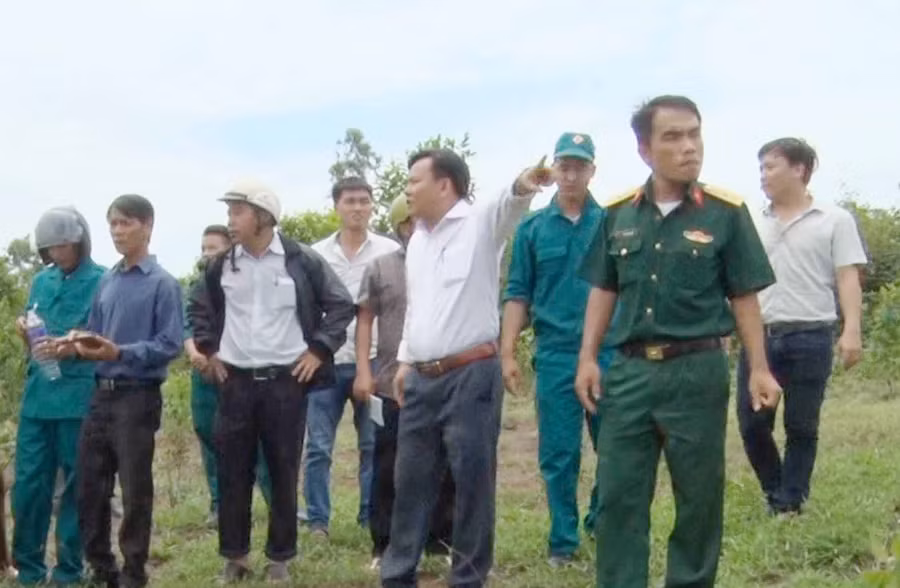 Đoàn khảo sát xác minh thực địa thông tin về mộ liệt sĩ tại thôn Nhơn Thọ, xã Đak Ta Ley, huyện Mang Yang. Ảnh: Hà Phương