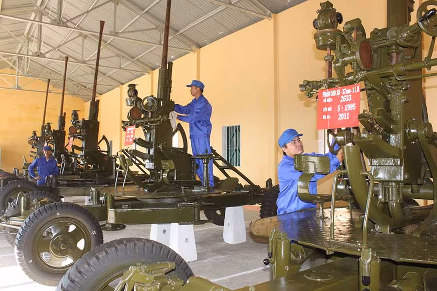  Cán bộ, nhân viên Trạm sửa chữa tổng hợp X61 thường xuyên lau chùi bảo quản vũ khí. Ảnh: P.D