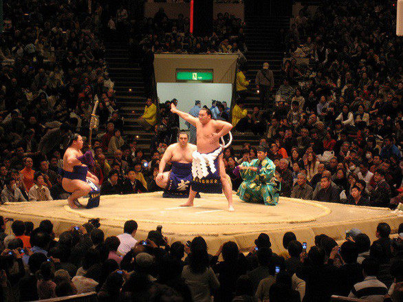 Một trận đấu sumo ở Ryoguku Kokuugikan - Ảnh: Story Japan