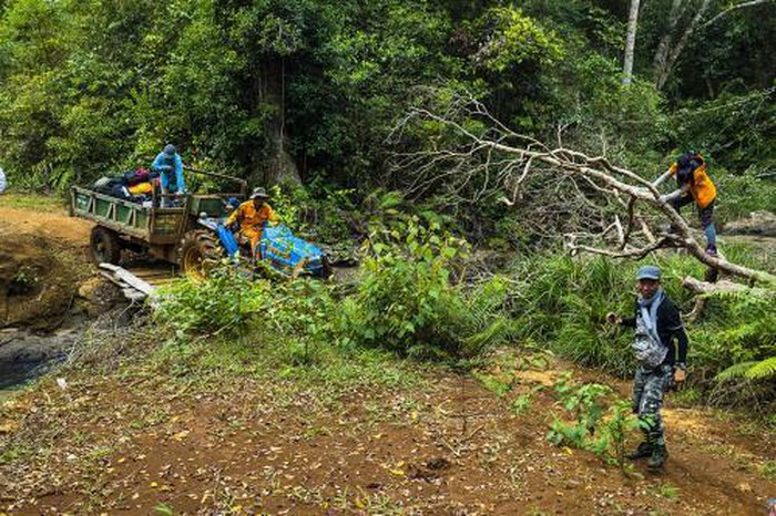  Du khách dọn dẹp những chướng ngại vật trên đường vào thác. Ảnh: Võ Việt-Nắng Hạ