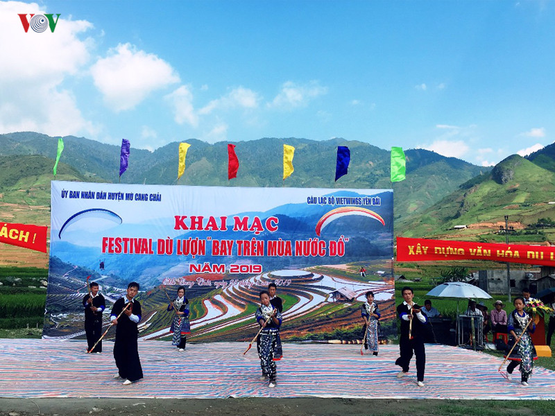 Trong hai ngày 25 và 26/5, tại đèo Khau Phạ, huyện Mù Cang Chải, tỉnh Yên Bái tổ chức Festival dù lượn “Bay trên mùa nước đổ” năm 2019. Hơn 100 phi công trong nước, nước ngoài và hàng nghìn người dân địa phương, cùng đông đảo du khách đã tới tham dự Festival. 