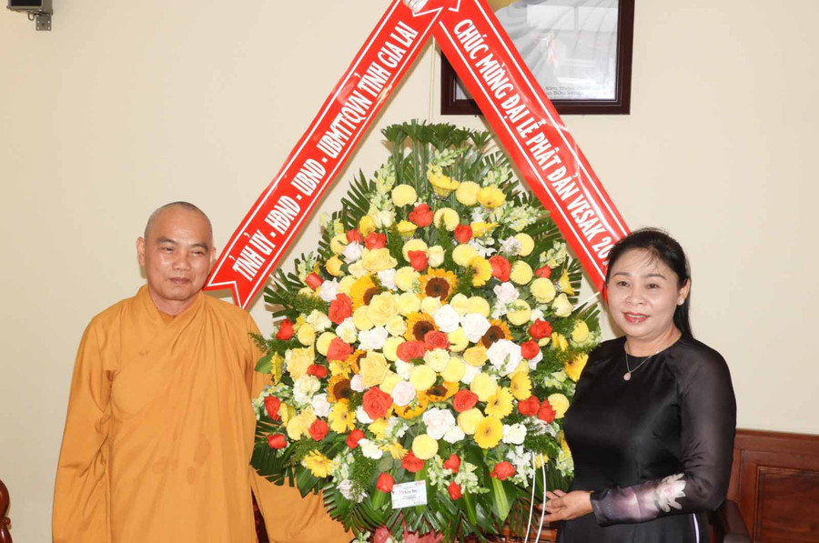 Phó Chủ tịch UBND tỉnh Huỳnh Nữ Thu Hà trao lẵng hoa của tỉnh chúc mừng Ban Trị sự Giáo hội Phật giáo Việt Nam tỉnh. Ảnh: Thanh Nhật