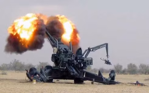 Pháo binh Ấn Độ khai hỏa. Ảnh minh họa: Indian Defence Review.